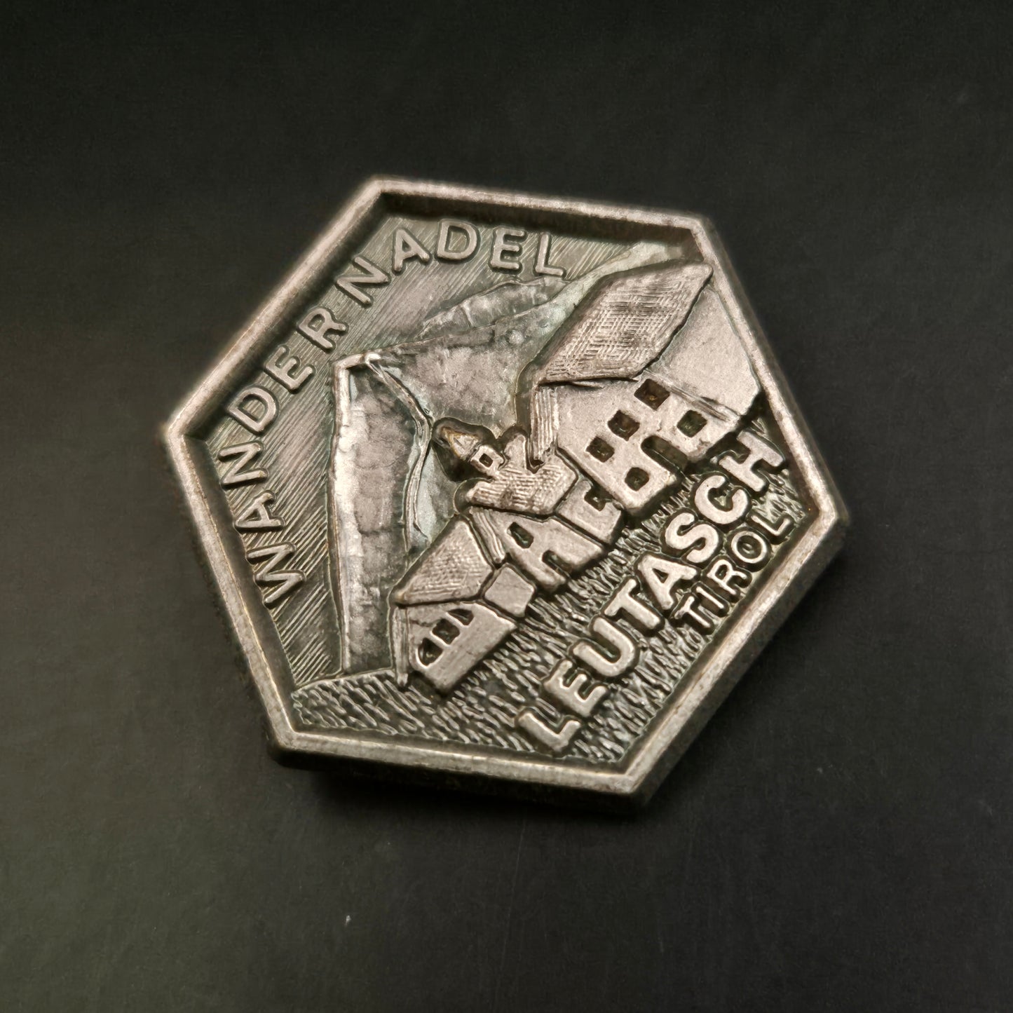 Wandernadel Leutasch Tirol – Sechseckige Sammlerbrosche aus Metall