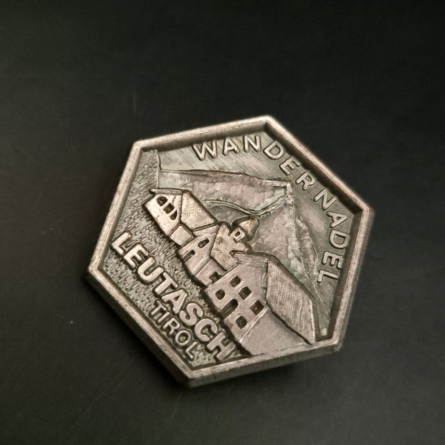 Wandernadel Leutasch Tirol – Sechseckige Sammlerbrosche aus Metall