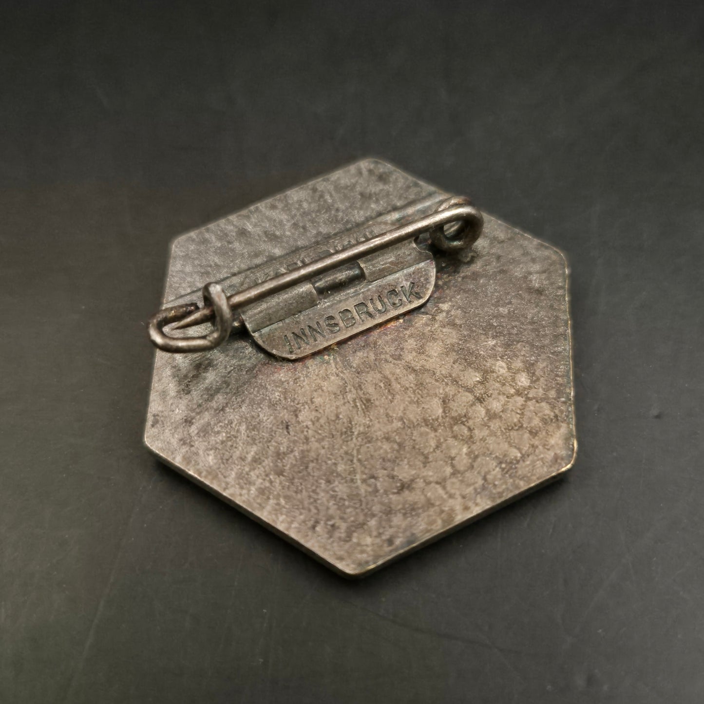 Wandernadel Leutasch Tirol – Sechseckige Sammlerbrosche aus Metall