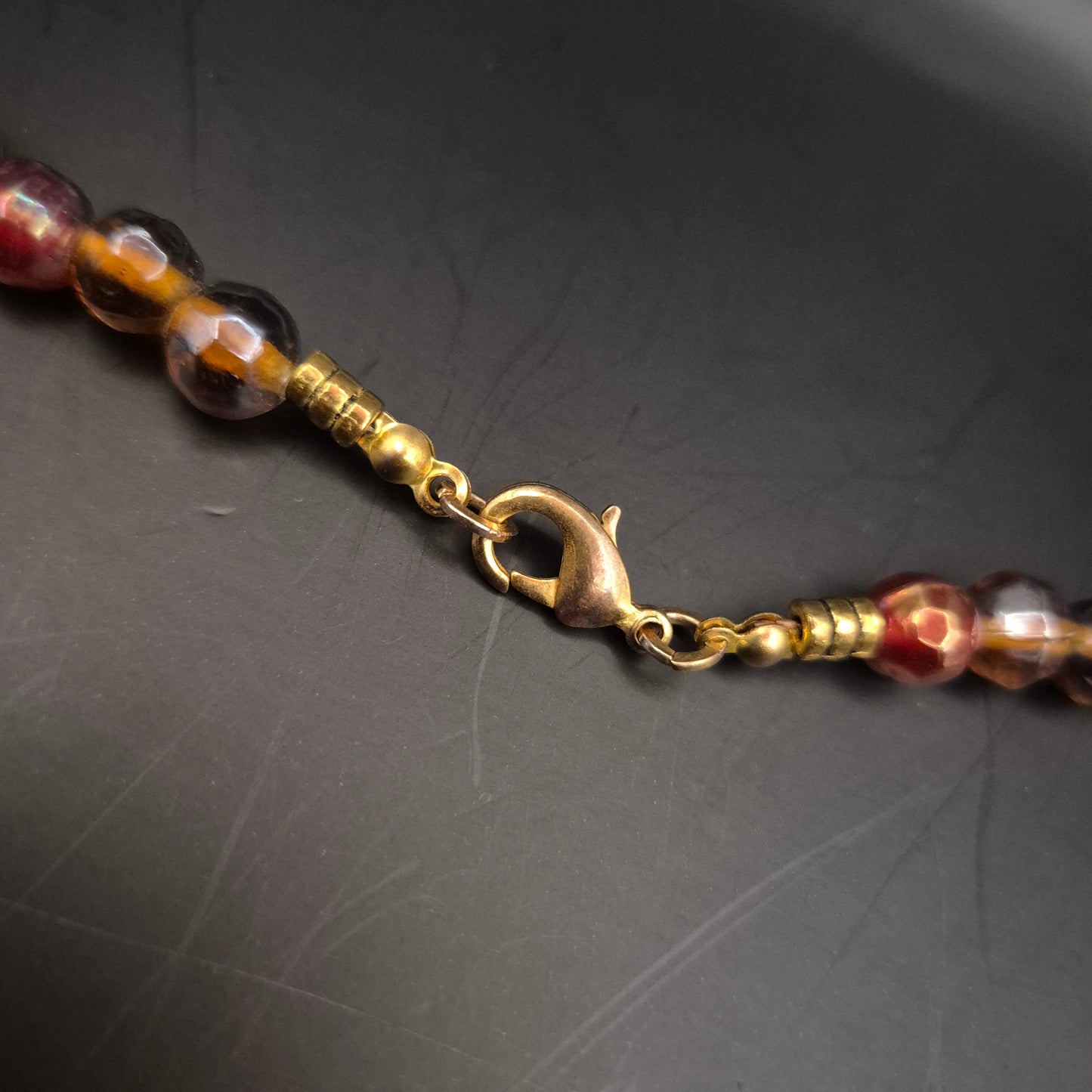 Elegante Halskette mit Glas- und Perlenelementen – Bunte Vintage Optik