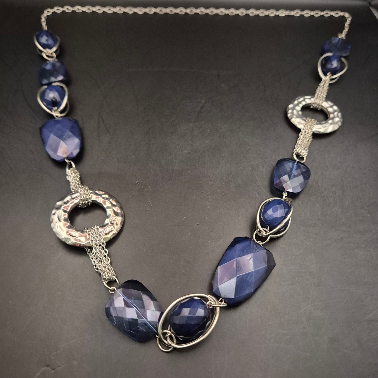 Moderne Halskette mit blauen Facettsteinen und silberfarbenen Elementen