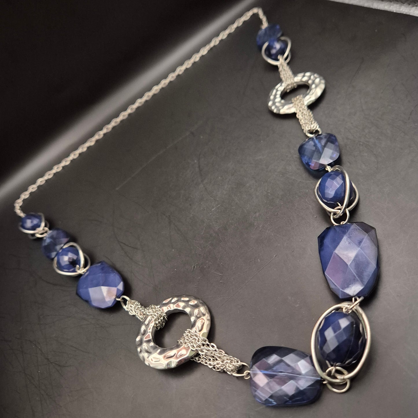 Moderne Halskette mit blauen Facettsteinen und silberfarbenen Elementen