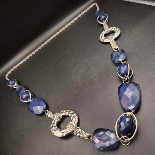 Moderne Halskette mit blauen Facettsteinen und silberfarbenen Elementen