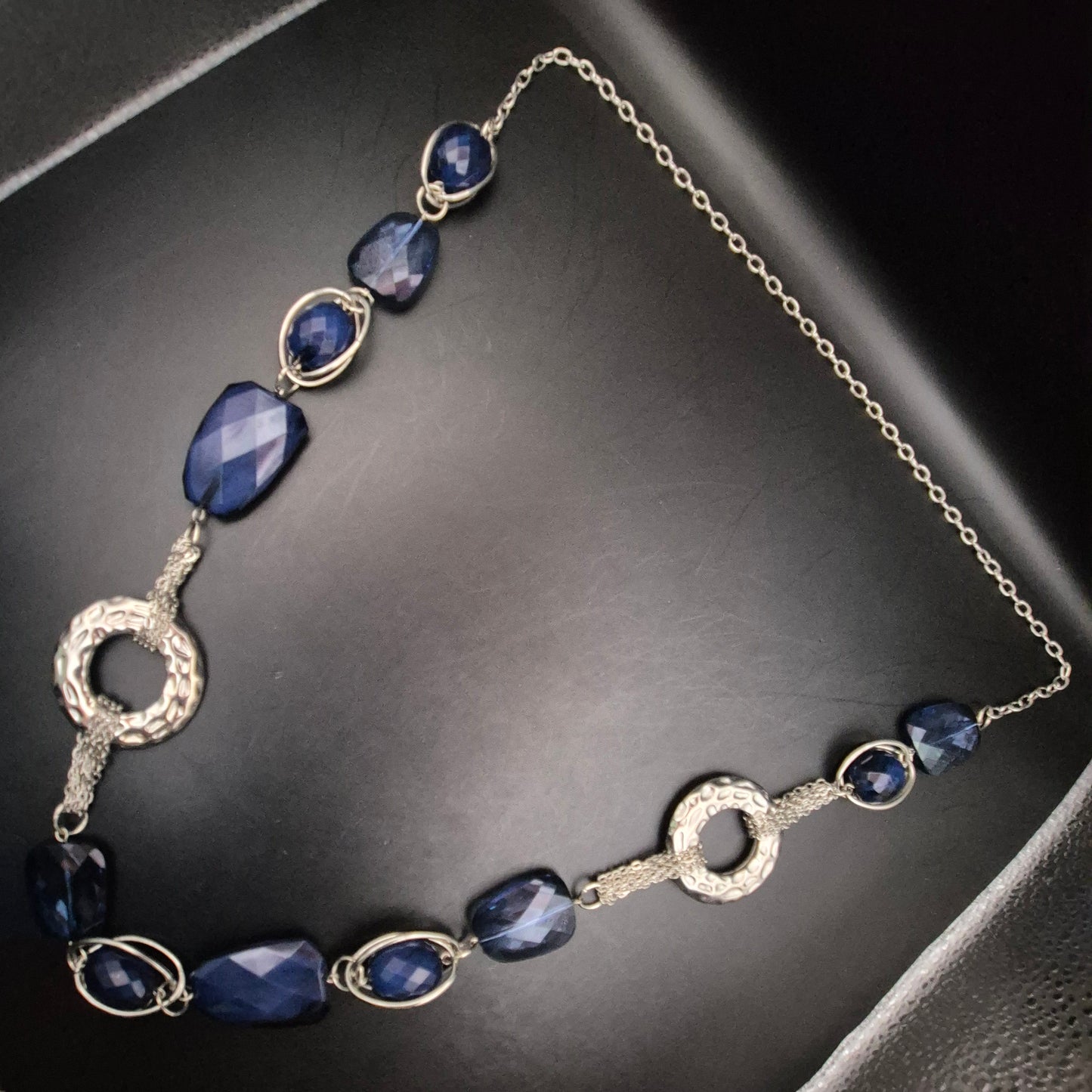 Moderne Halskette mit blauen Facettsteinen und silberfarbenen Elementen