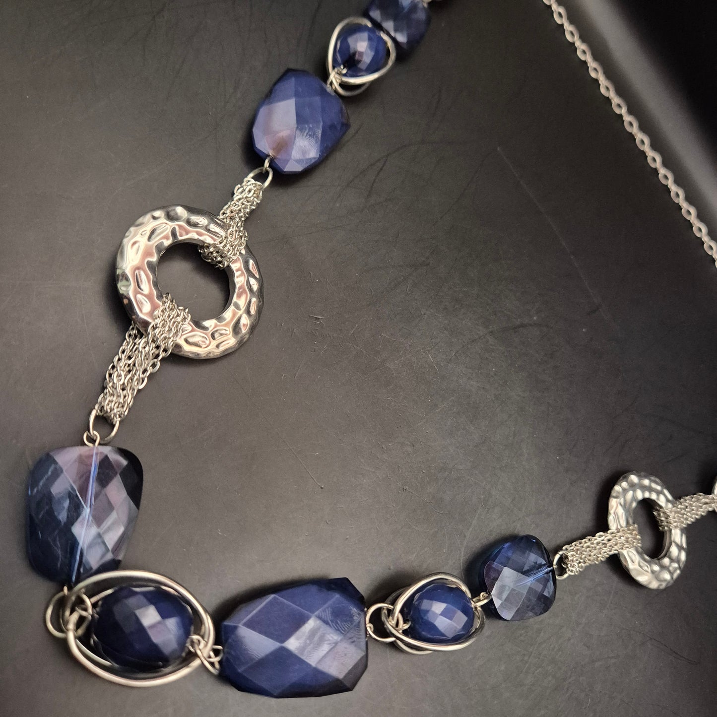 Moderne Halskette mit blauen Facettsteinen und silberfarbenen Elementen