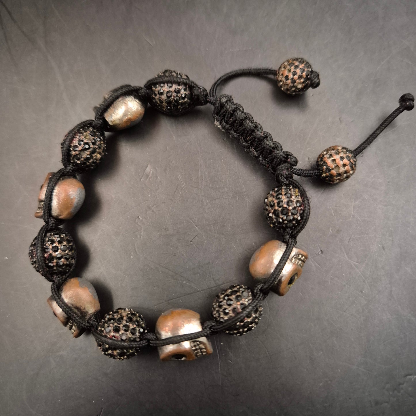 Schwarzes Totenkopf Armband – Verstellbar & rockiger Look