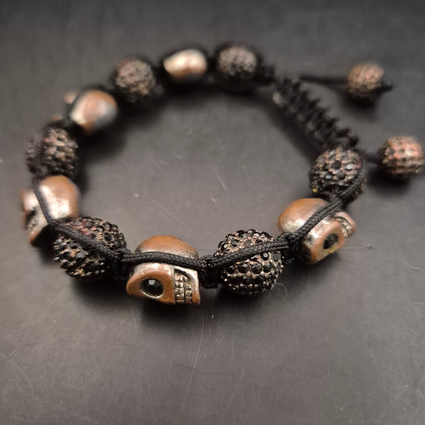 Schwarzes Totenkopf Armband – Verstellbar & rockiger Look