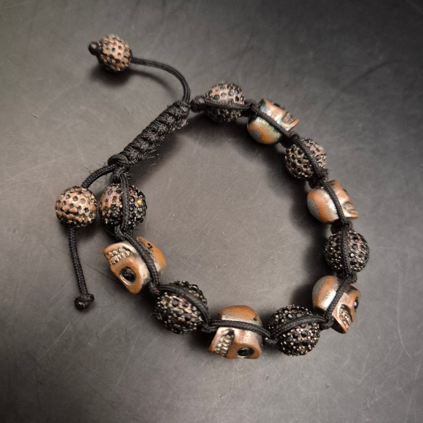 Schwarzes Totenkopf Armband – Verstellbar & rockiger Look