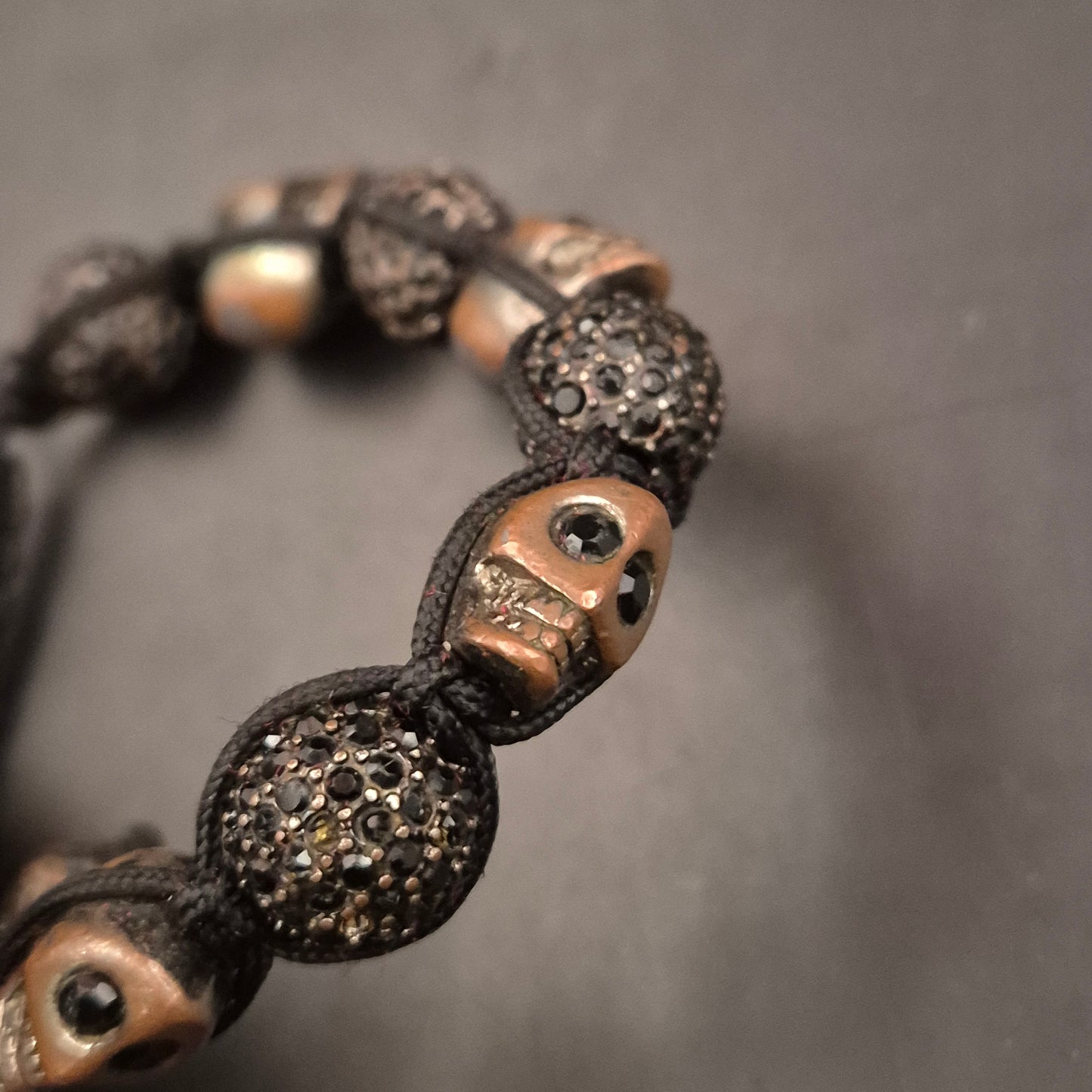 Schwarzes Totenkopf Armband – Verstellbar & rockiger Look