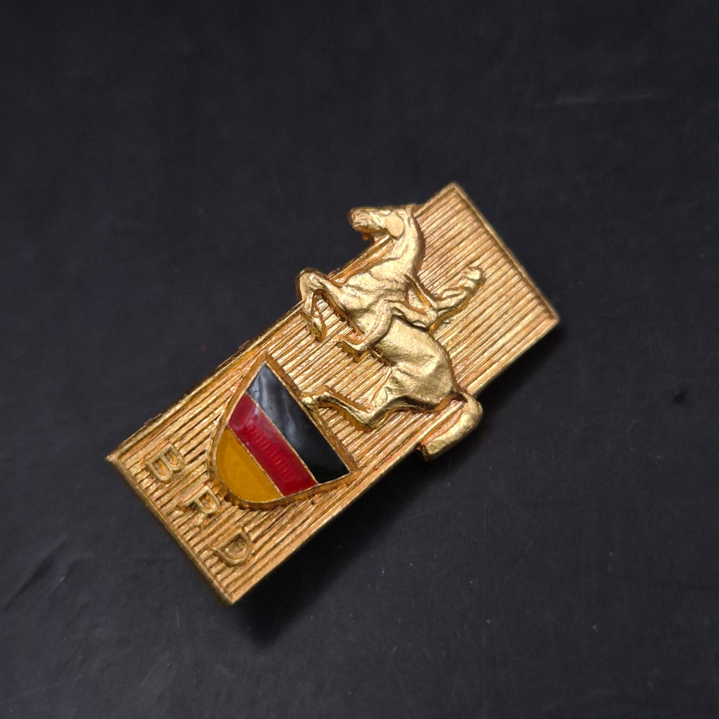 Vergoldete BRD Anstecknadel mit Pferdemotiv – Sammlerstück im Vintage-Stil