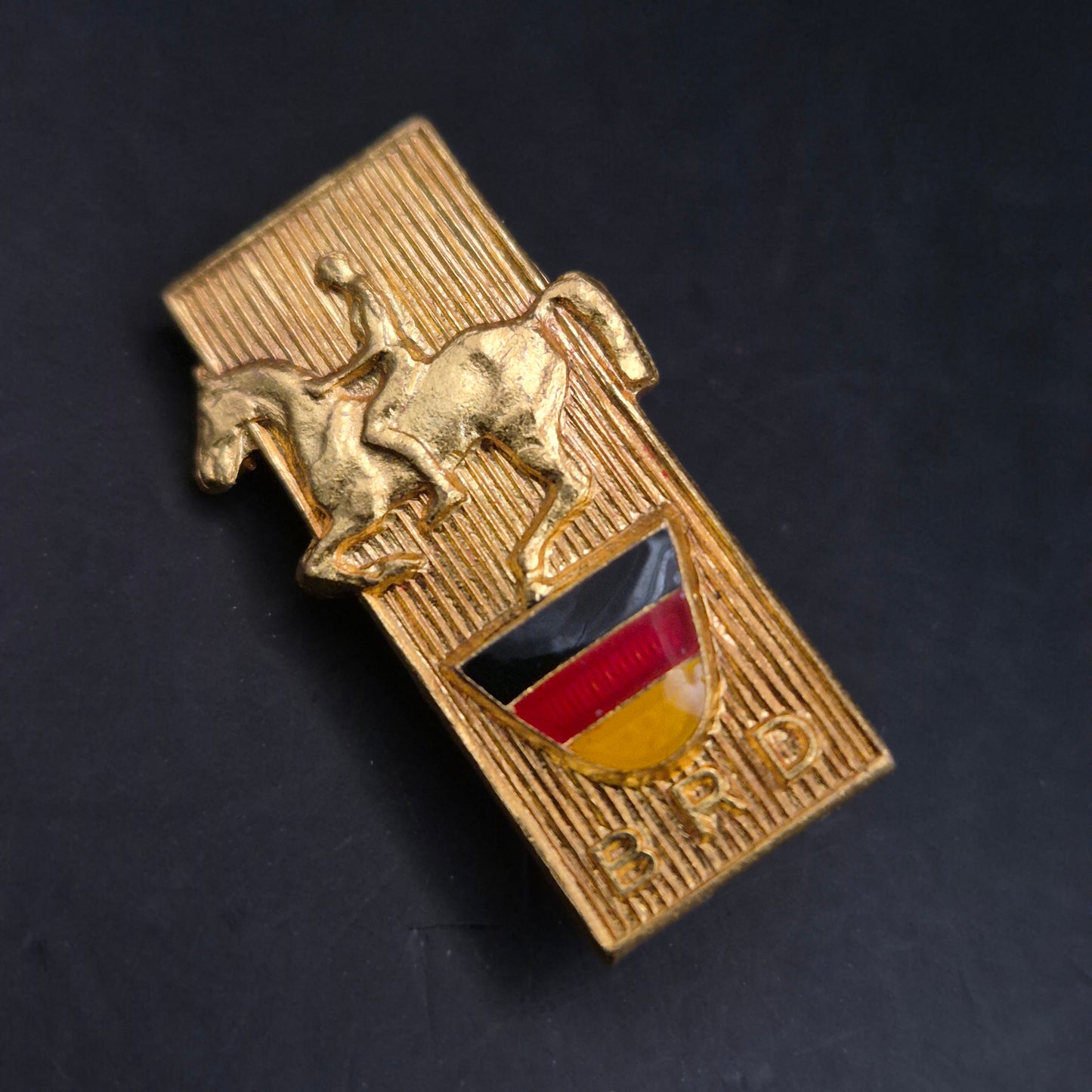 Vergoldete BRD Anstecknadel mit Pferdemotiv – Sammlerstück im Vintage-Stil