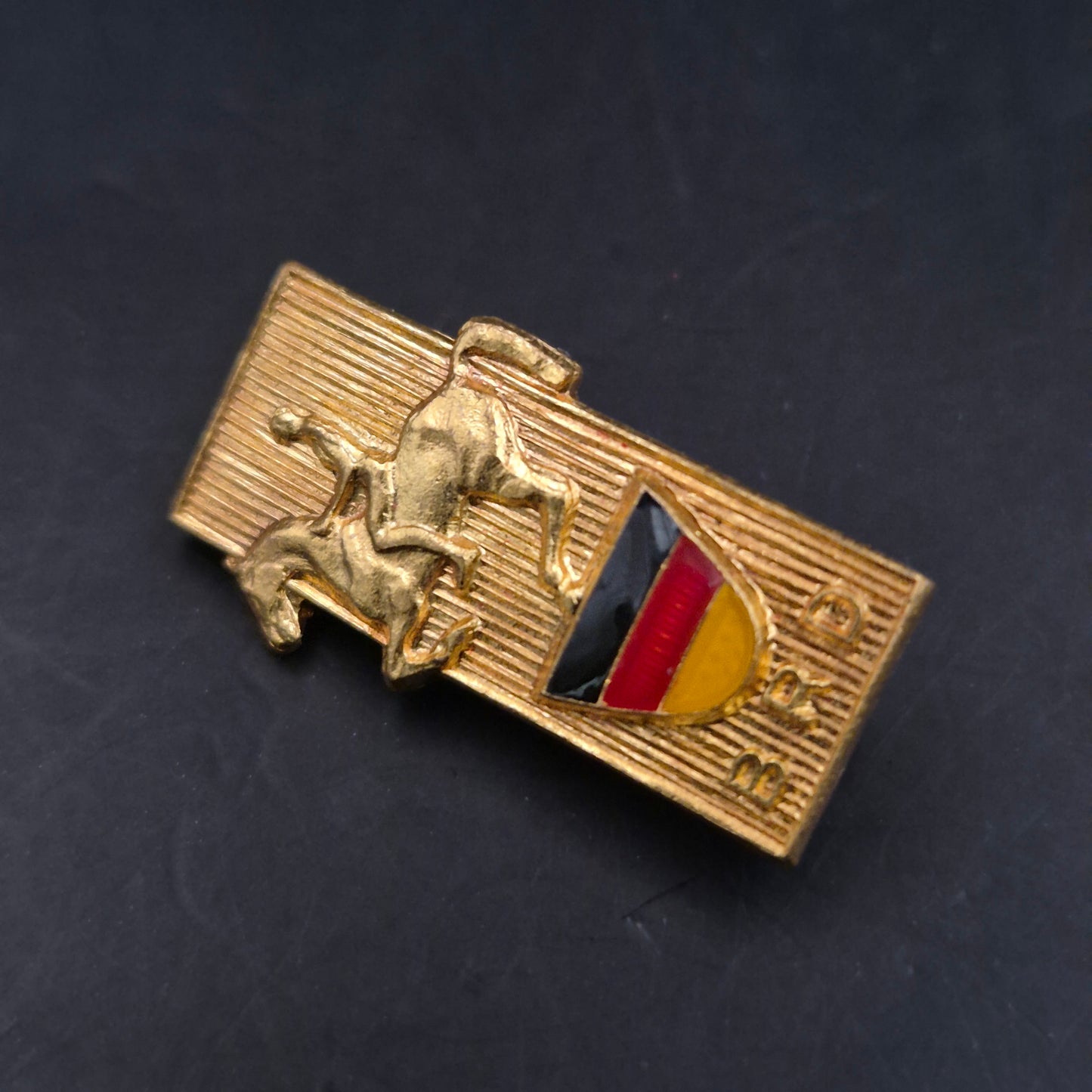 Vergoldete BRD Anstecknadel mit Pferdemotiv – Sammlerstück im Vintage-Stil