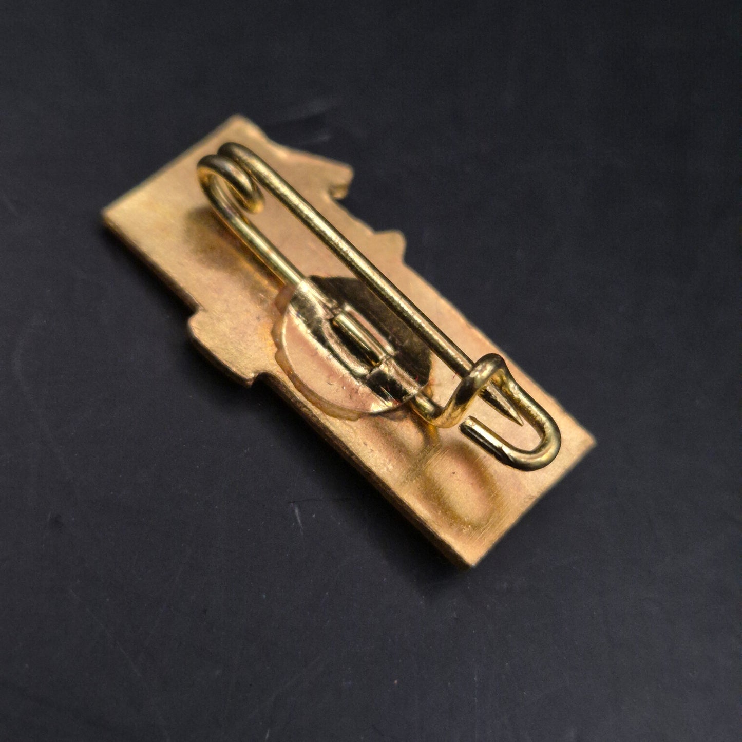 Vergoldete BRD Anstecknadel mit Pferdemotiv – Sammlerstück im Vintage-Stil