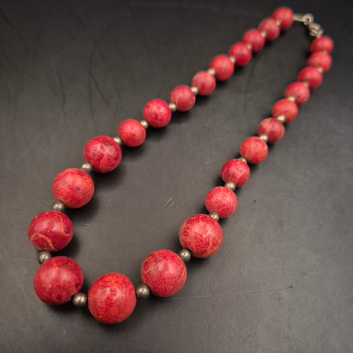 Rote Korallen Kette – Handgearbeitet mit Kugelperlen und Vintage-Verschluss