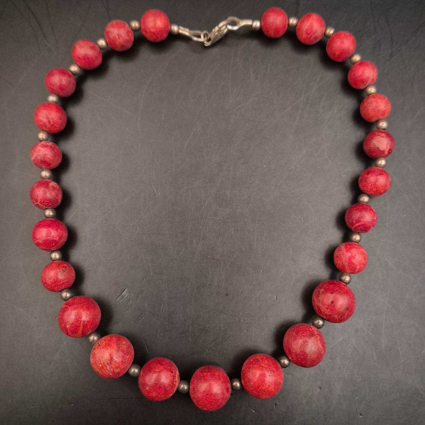 Rote Korallen Kette – Handgearbeitet mit Kugelperlen und Vintage-Verschluss
