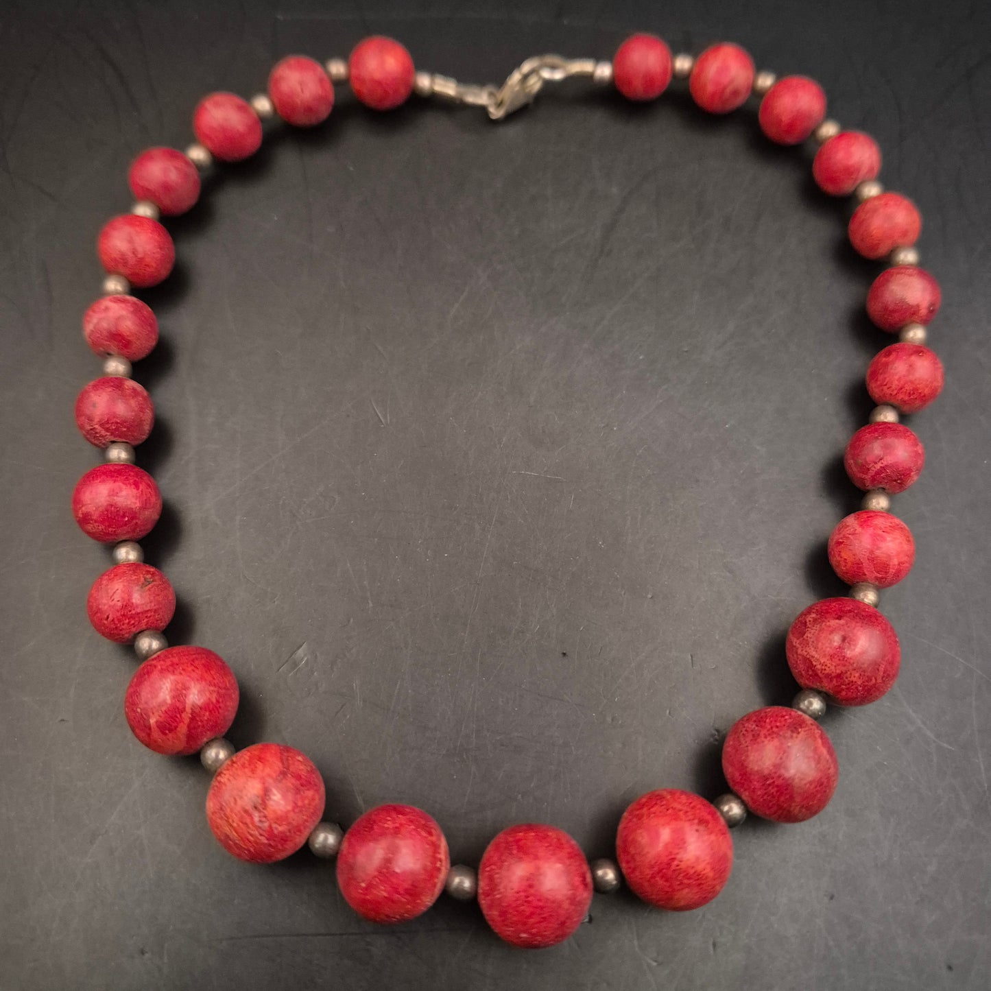 Rote Korallen Kette – Handgearbeitet mit Kugelperlen und Vintage-Verschluss