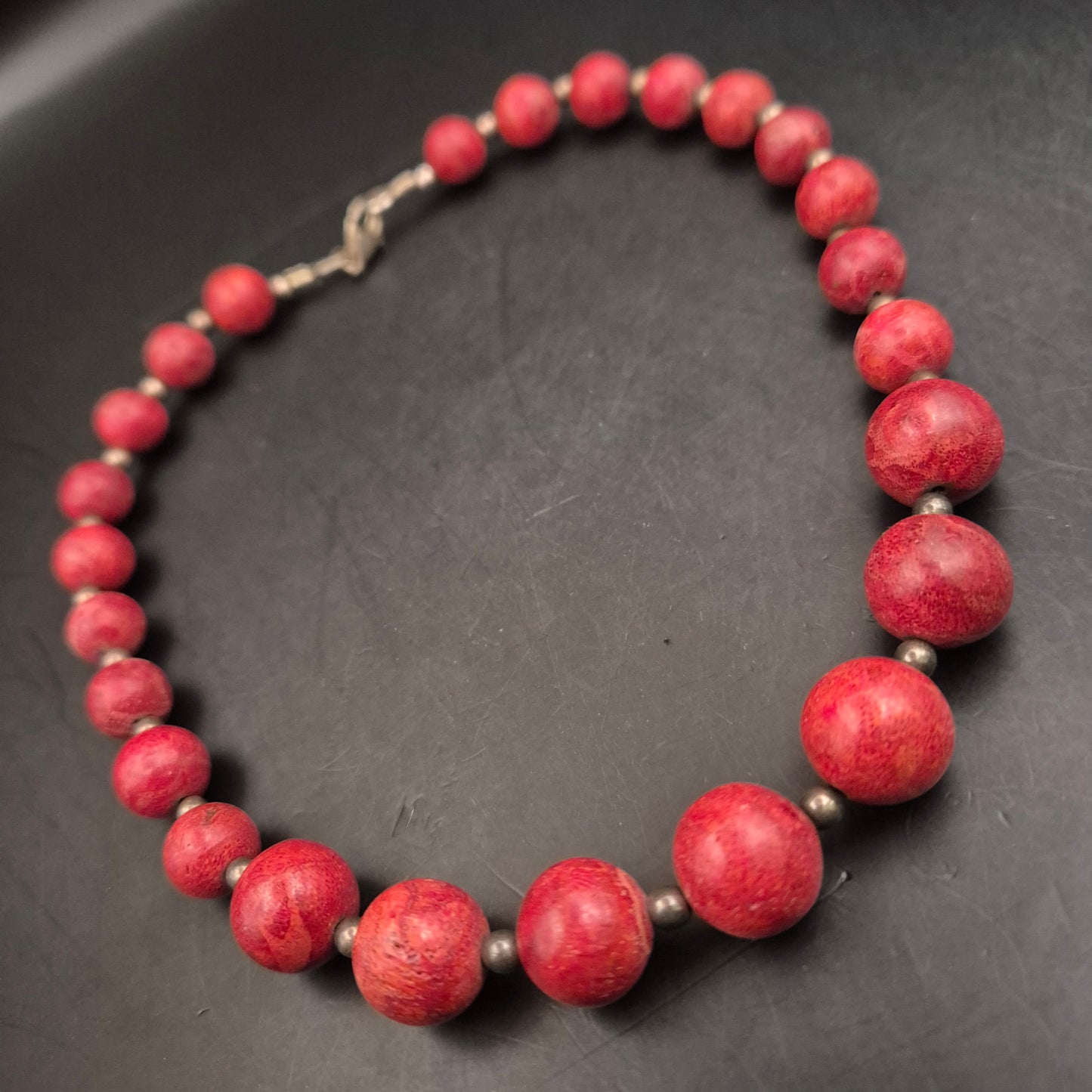 Rote Korallen Kette – Handgearbeitet mit Kugelperlen und Vintage-Verschluss