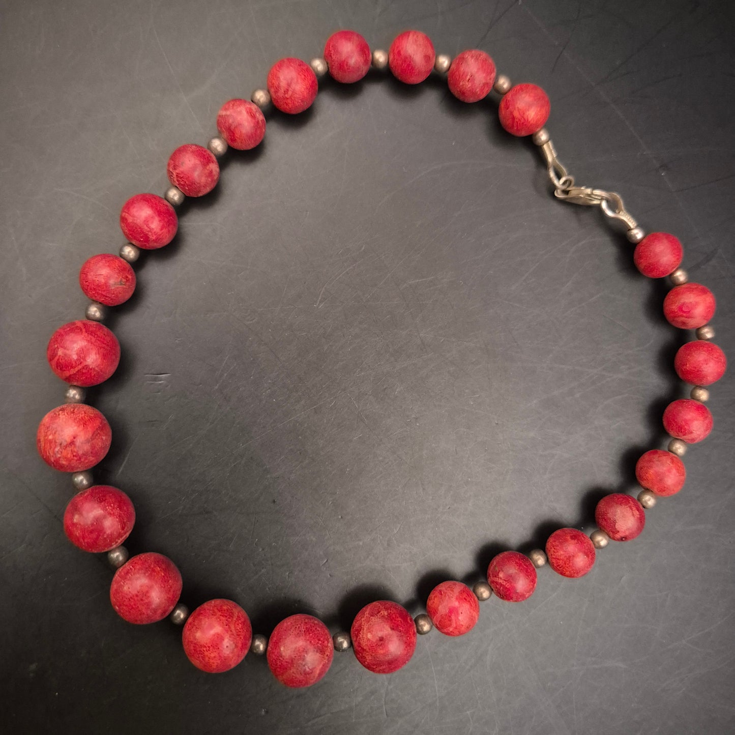 Rote Korallen Kette – Handgearbeitet mit Kugelperlen und Vintage-Verschluss