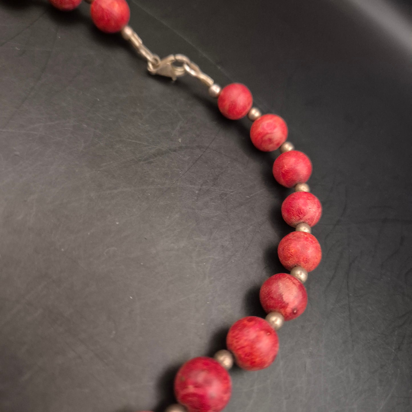 Rote Korallen Kette – Handgearbeitet mit Kugelperlen und Vintage-Verschluss