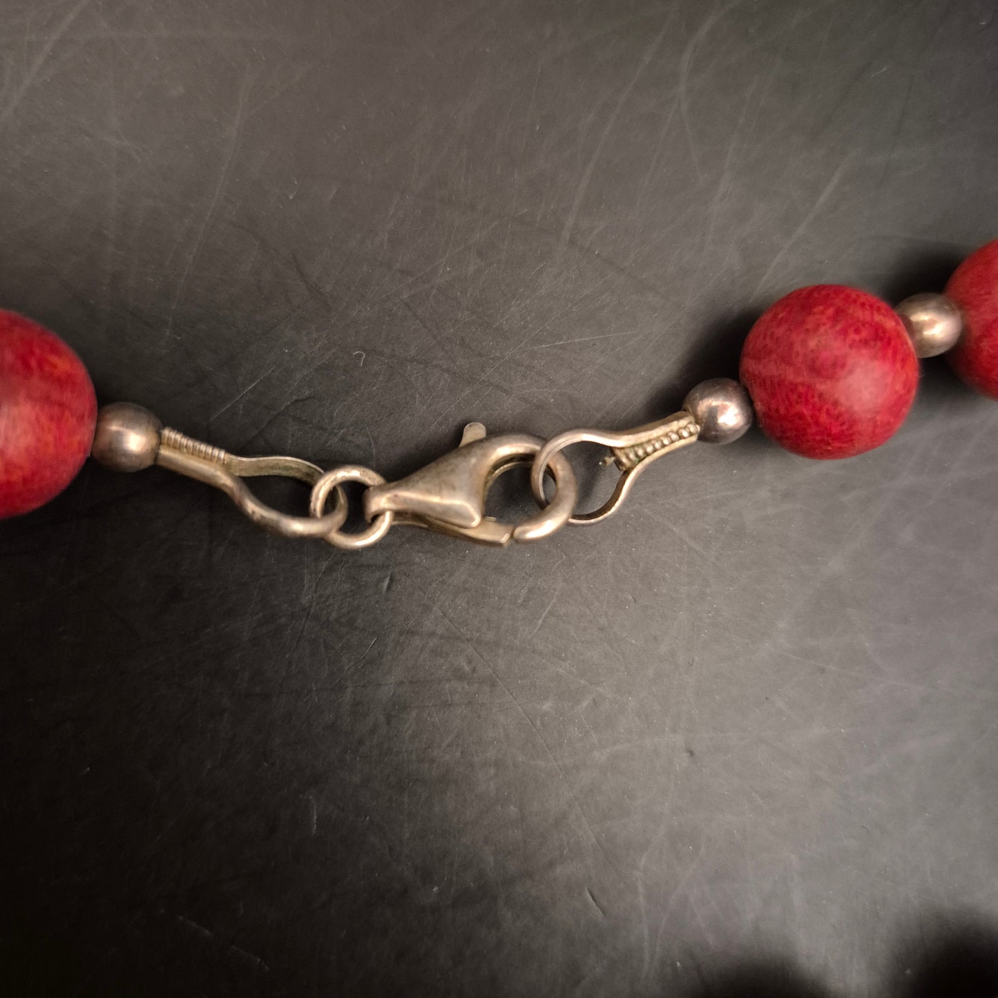 Rote Korallen Kette – Handgearbeitet mit Kugelperlen und Vintage-Verschluss