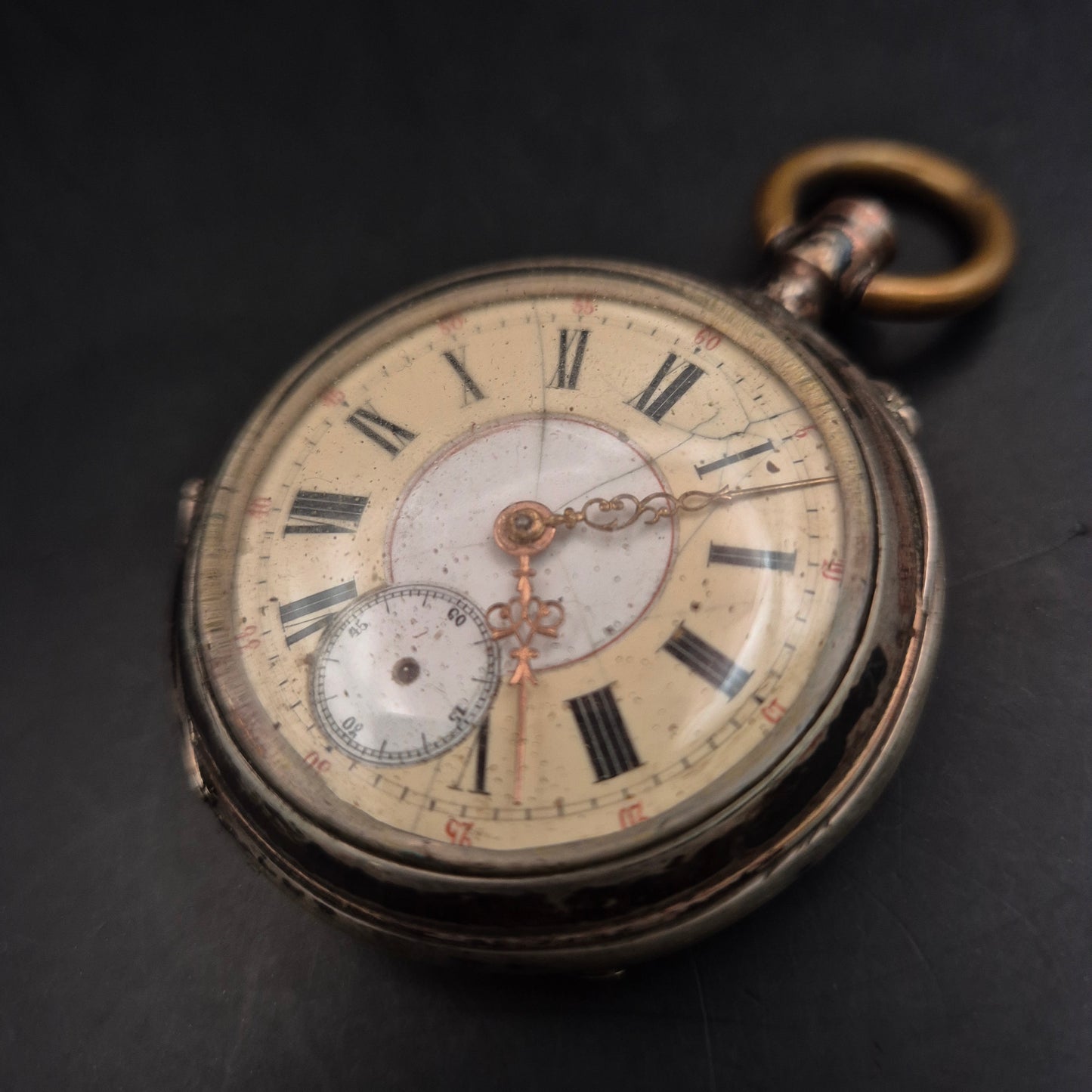 Antike Taschenuhr im Silber-Look – Graviertes Gehäuse (defekt)