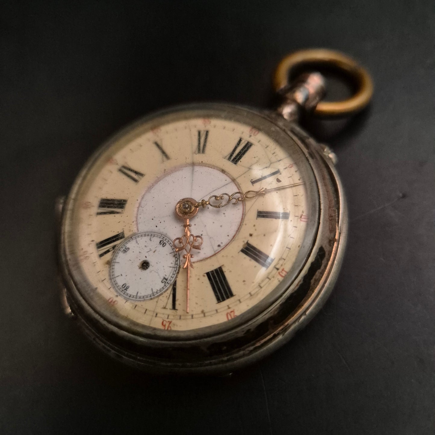 Antike Taschenuhr im Silber-Look – Graviertes Gehäuse (defekt)