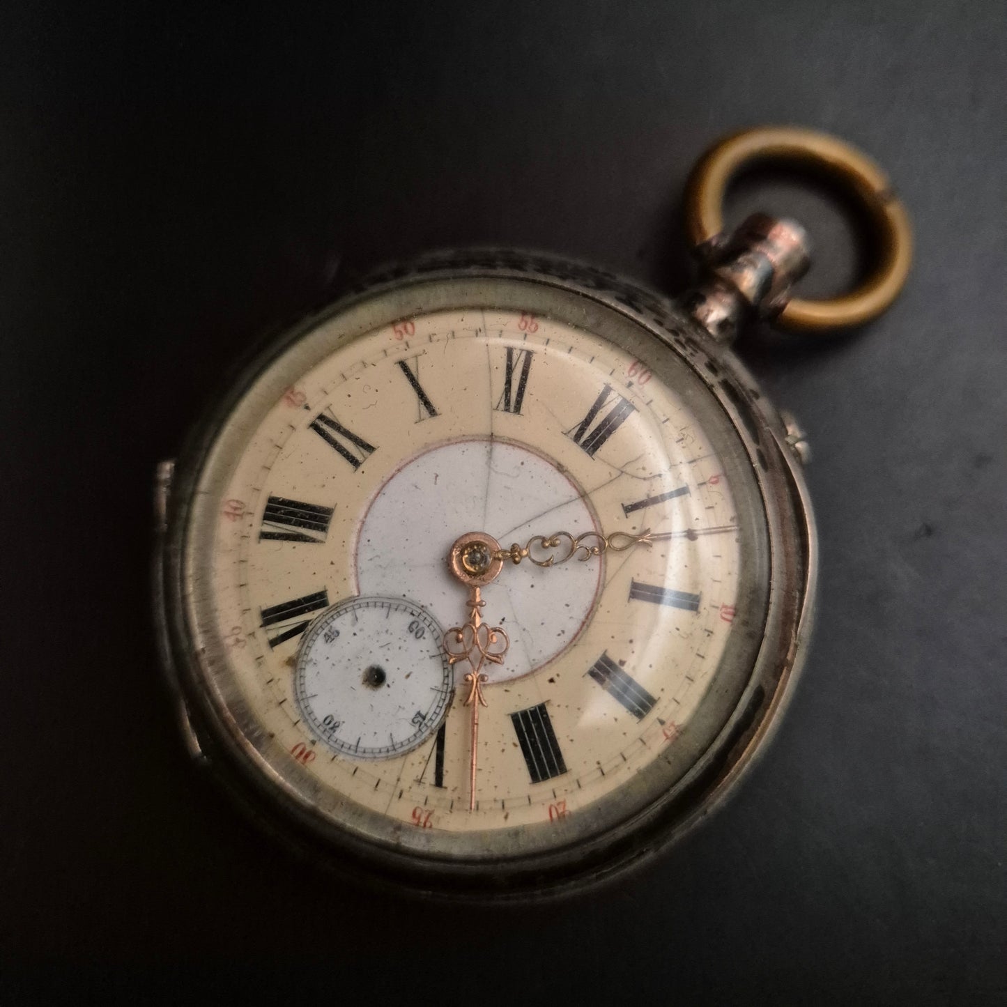 Antike Taschenuhr im Silber-Look – Graviertes Gehäuse (defekt)