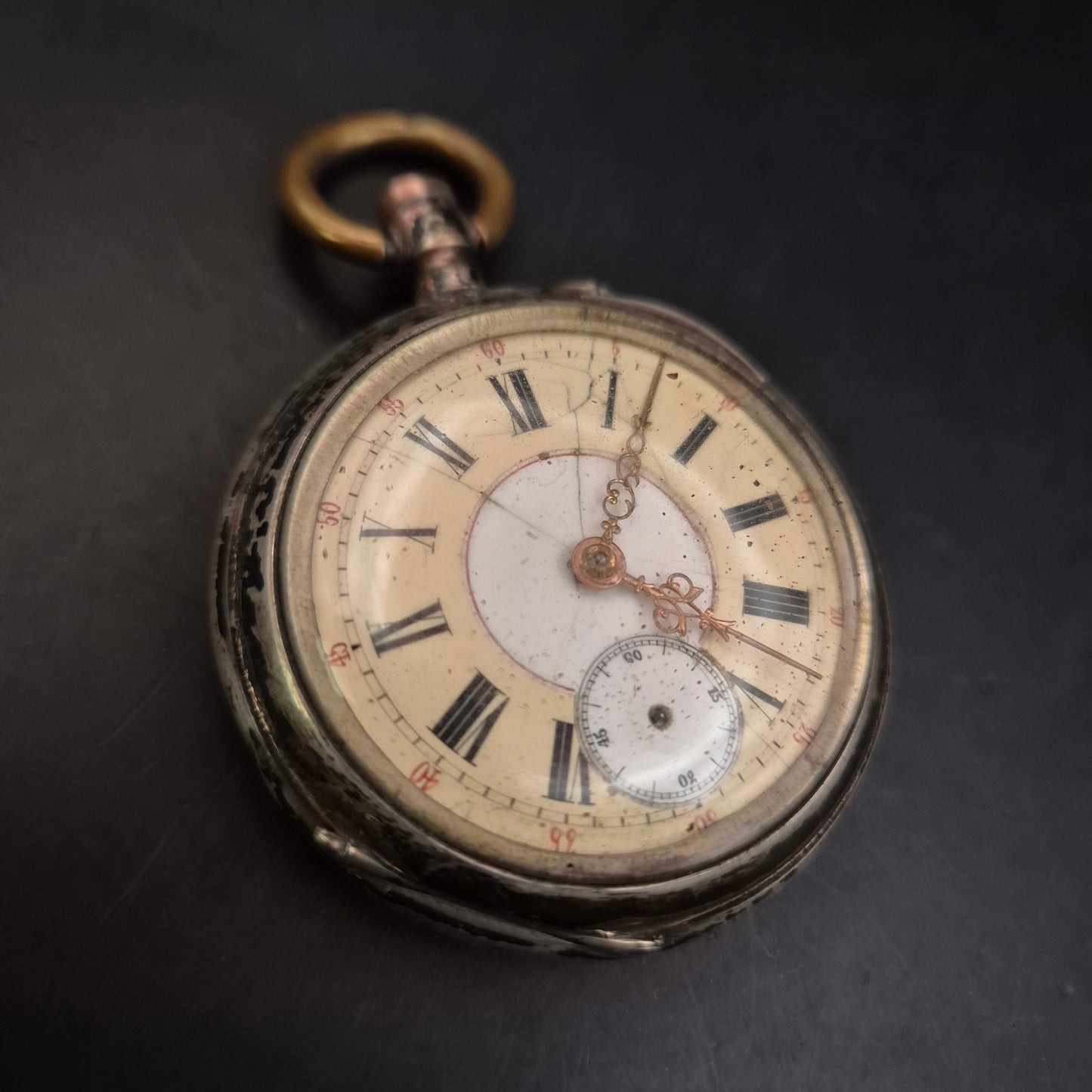 Antike Taschenuhr im Silber-Look – Graviertes Gehäuse (defekt)