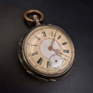 Antike Taschenuhr im Silber-Look – Graviertes Gehäuse (defekt)