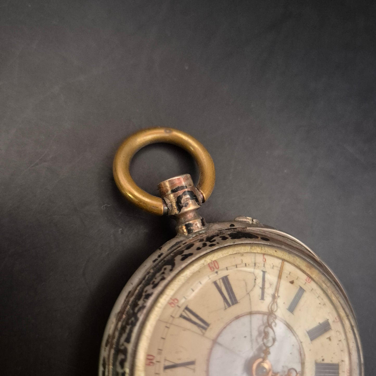 Antike Taschenuhr im Silber-Look – Graviertes Gehäuse (defekt)