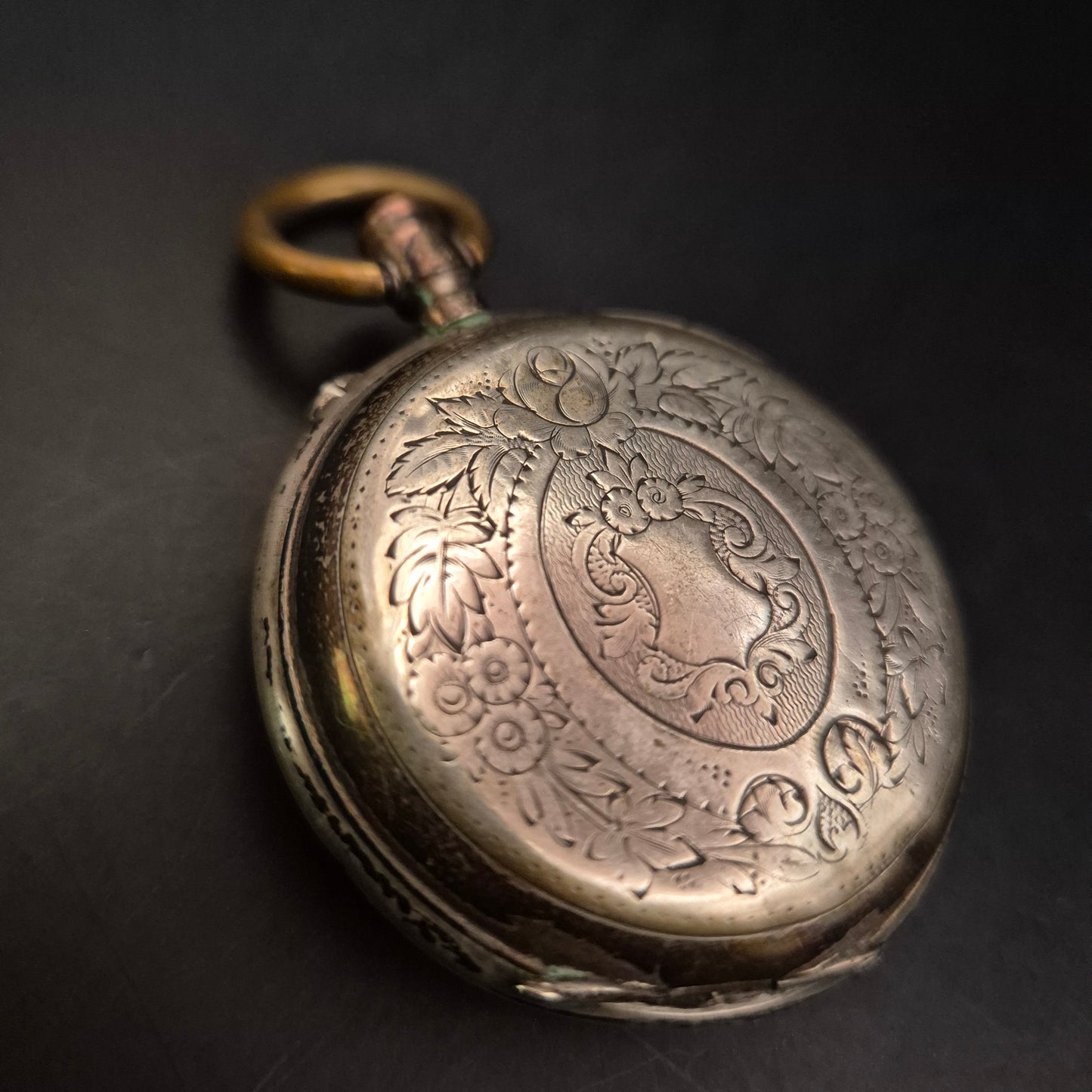 Antike Taschenuhr im Silber-Look – Graviertes Gehäuse (defekt)