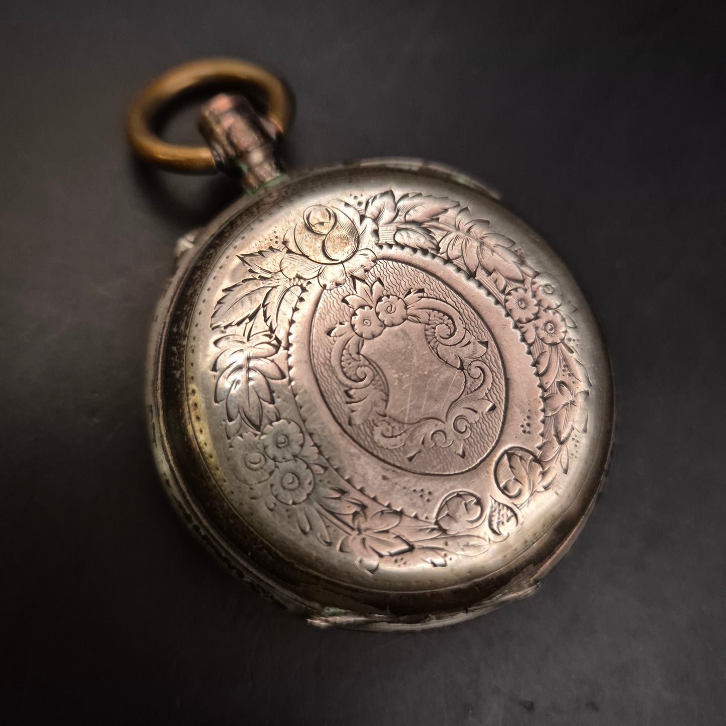 Antike Taschenuhr im Silber-Look – Graviertes Gehäuse (defekt)