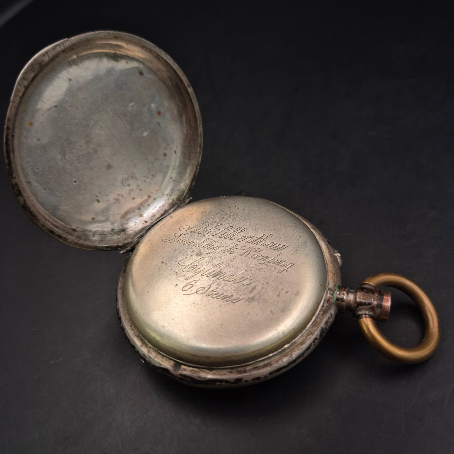 Antike Taschenuhr im Silber-Look – Graviertes Gehäuse (defekt)