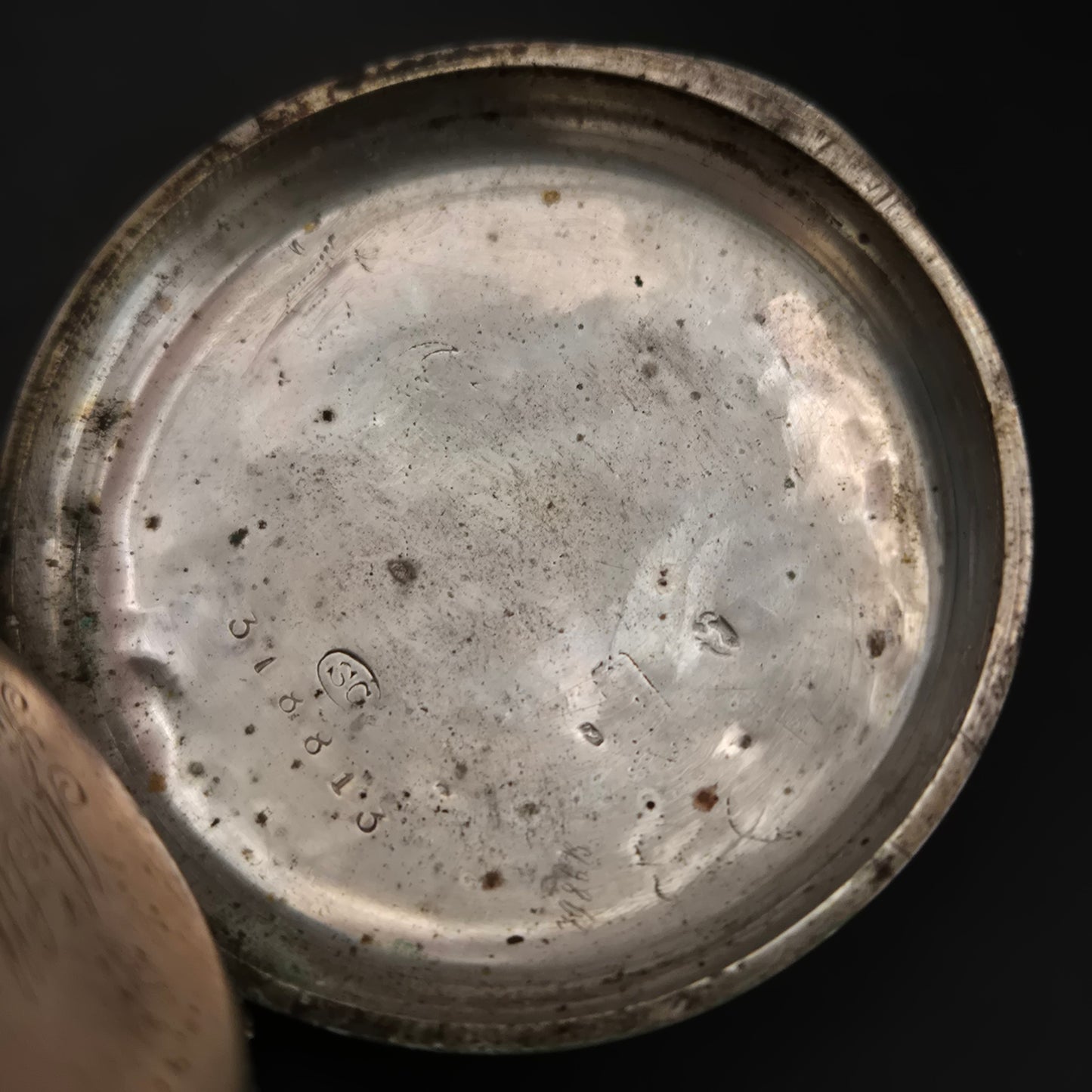 Antike Taschenuhr im Silber-Look – Graviertes Gehäuse (defekt)