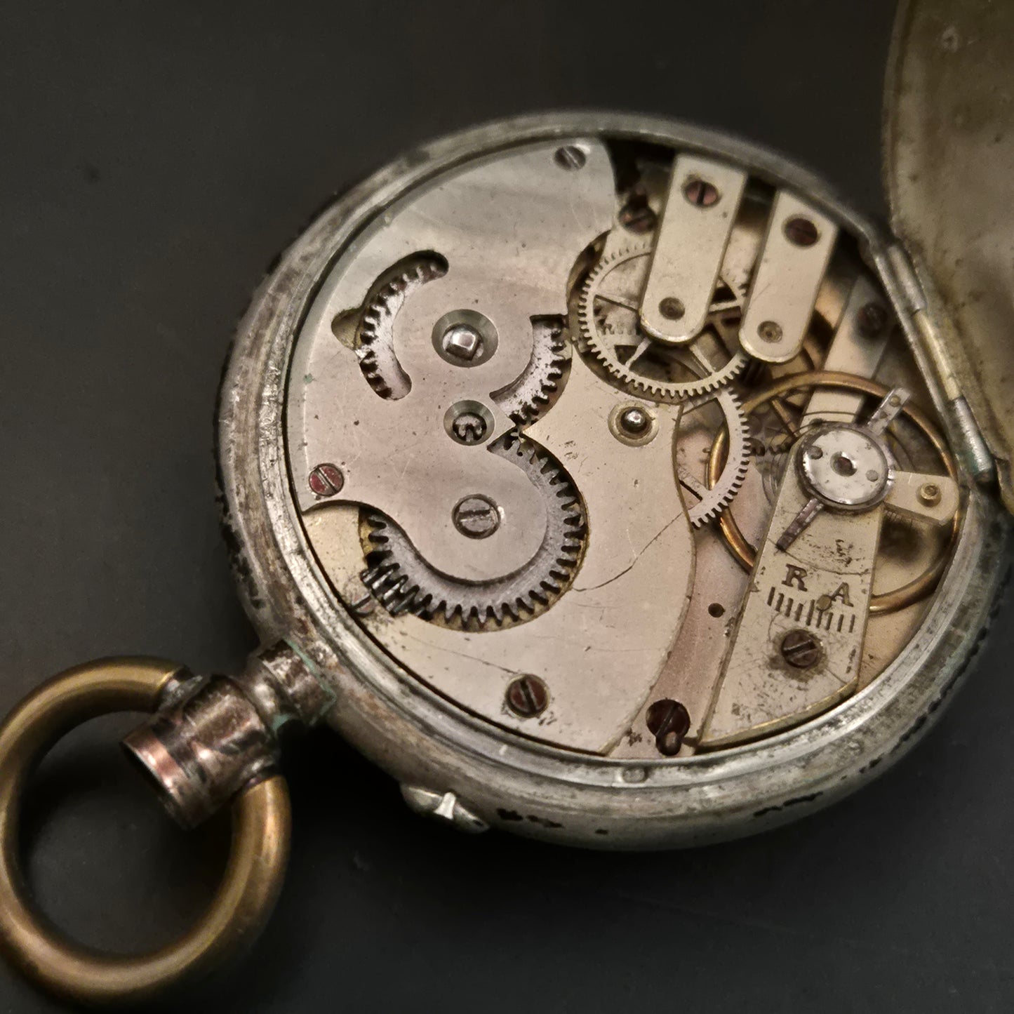 Antike Taschenuhr im Silber-Look – Graviertes Gehäuse (defekt)