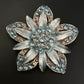 Vintage Brosche in Blumenform mit blauen Strasssteinen