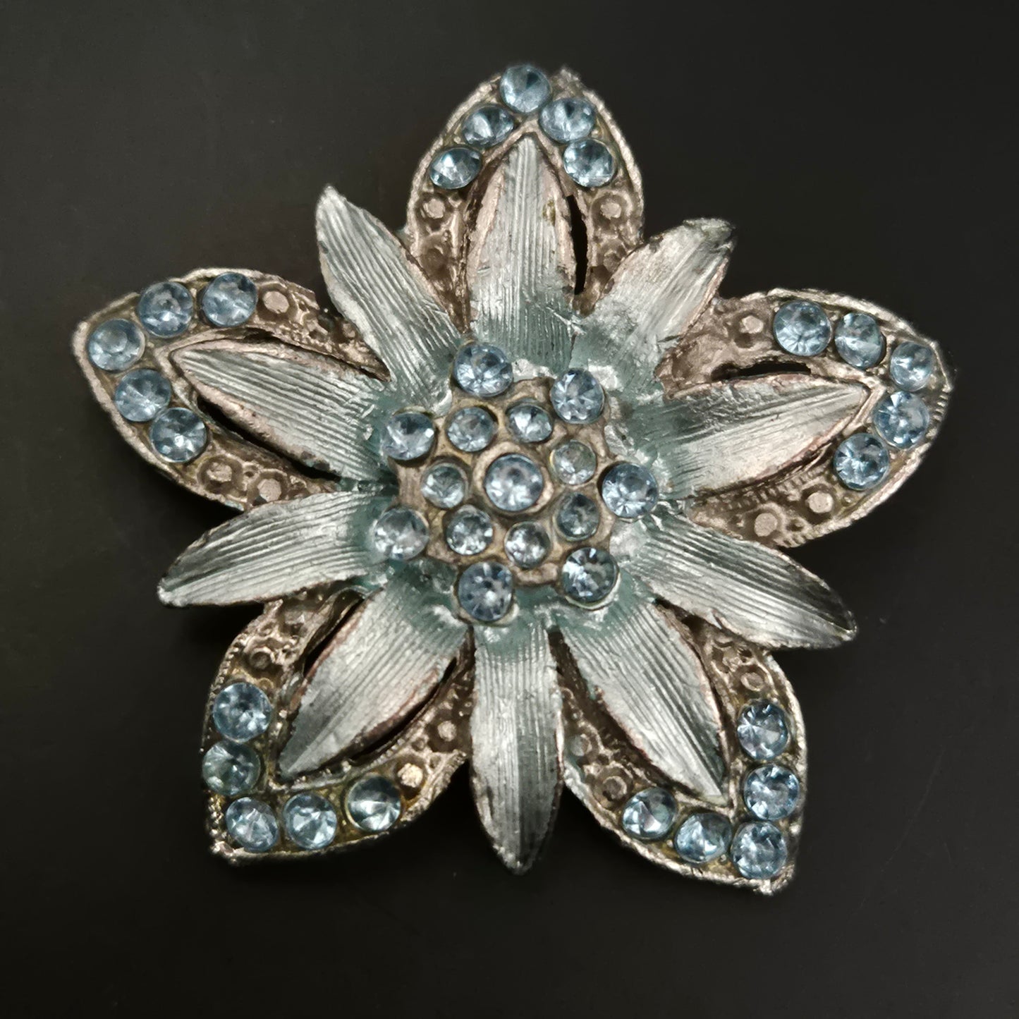 Vintage Brosche in Blumenform mit blauen Strasssteinen