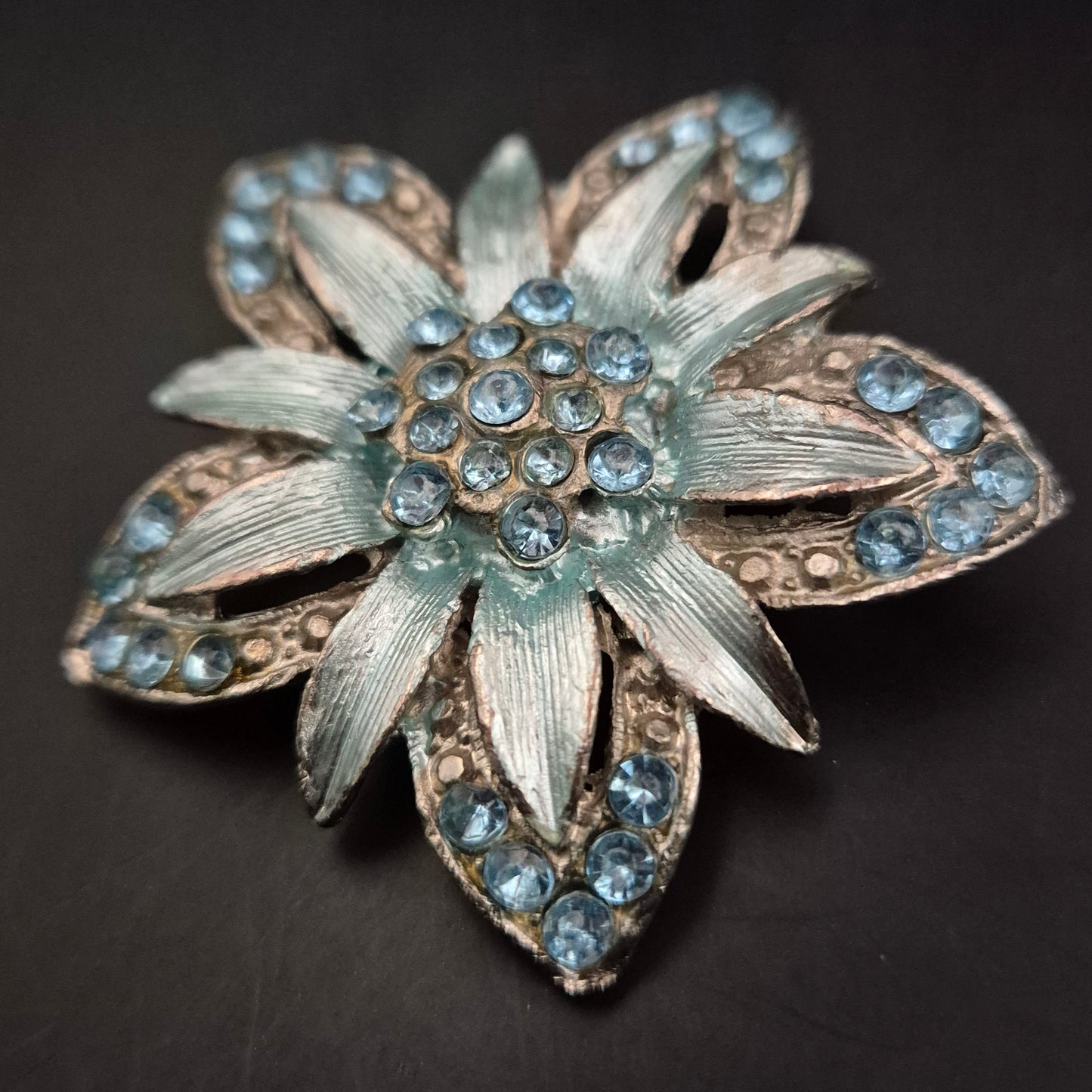 Vintage Brosche in Blumenform mit blauen Strasssteinen