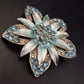 Vintage Brosche in Blumenform mit blauen Strasssteinen