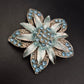 Vintage Brosche in Blumenform mit blauen Strasssteinen
