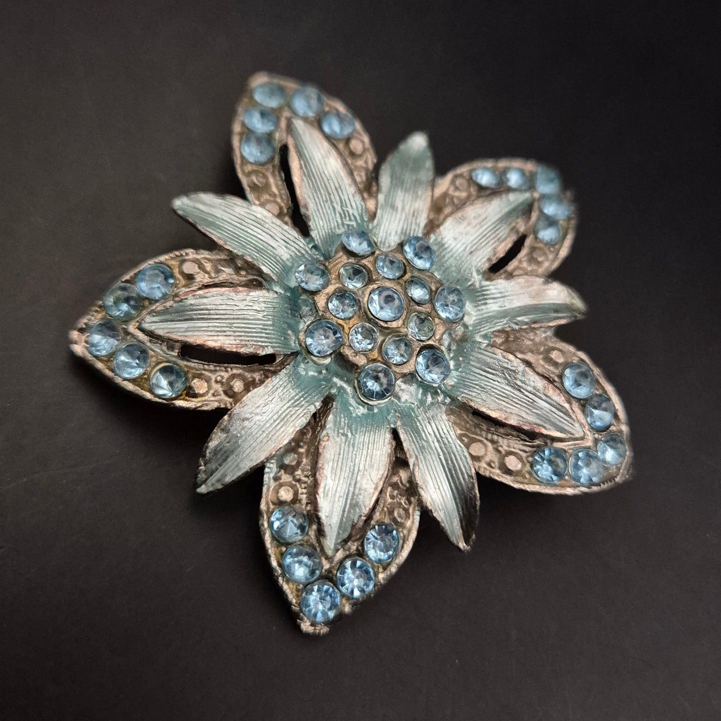 Vintage Brosche in Blumenform mit blauen Strasssteinen