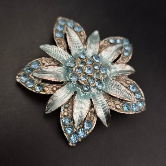 Vintage Brosche in Blumenform mit blauen Strasssteinen