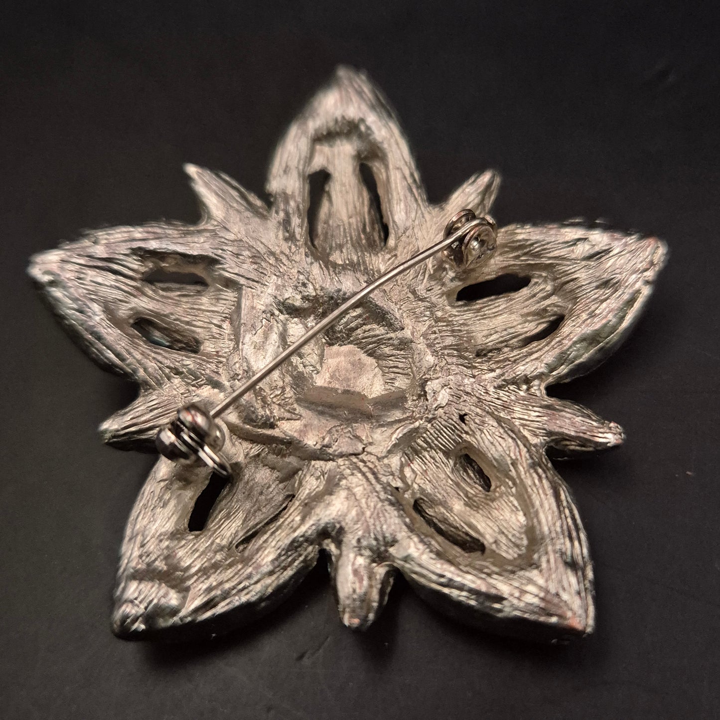 Vintage Brosche in Blumenform mit blauen Strasssteinen