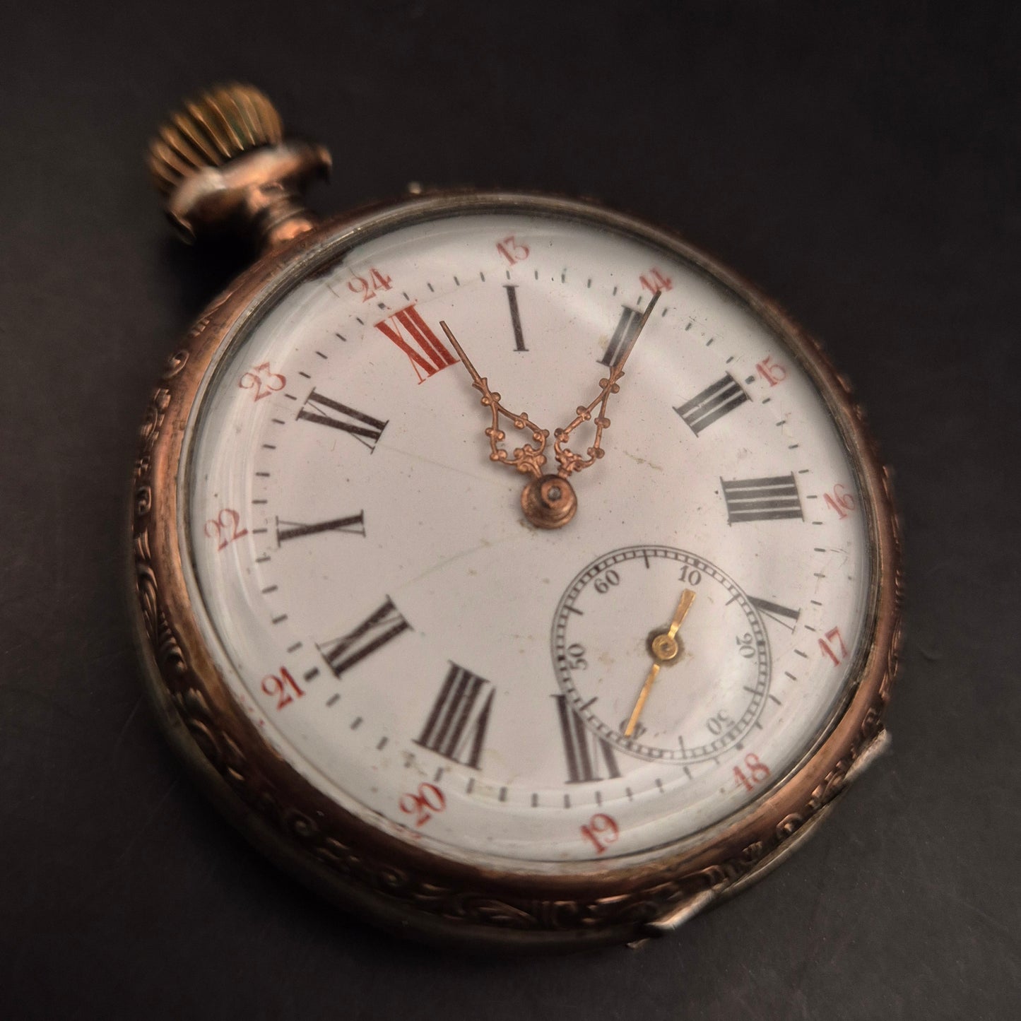 Antike Taschenuhr mit Herzgravur – Mechanisches Werk & dekoratives Zifferblatt