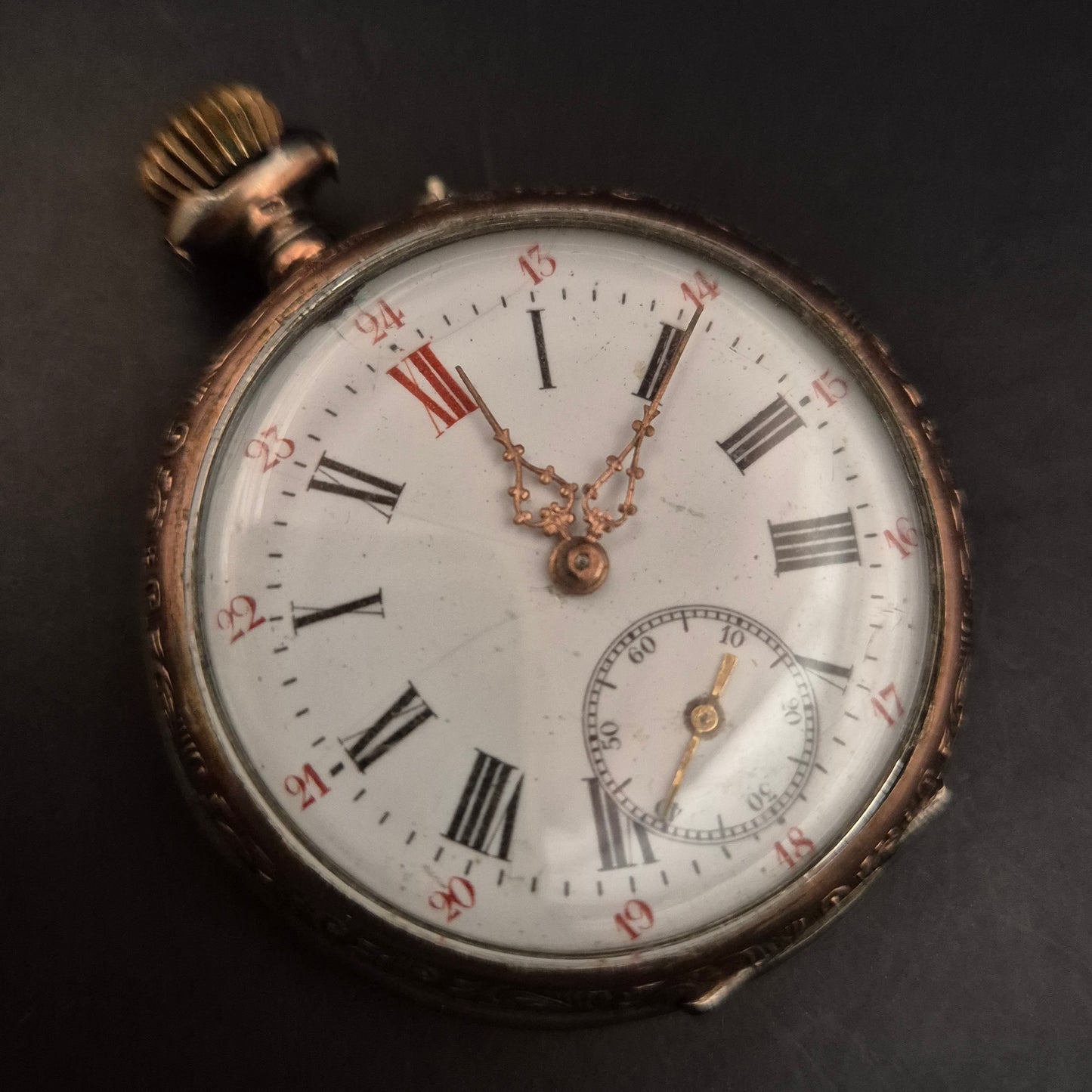 Antike Taschenuhr mit Herzgravur – Mechanisches Werk & dekoratives Zifferblatt