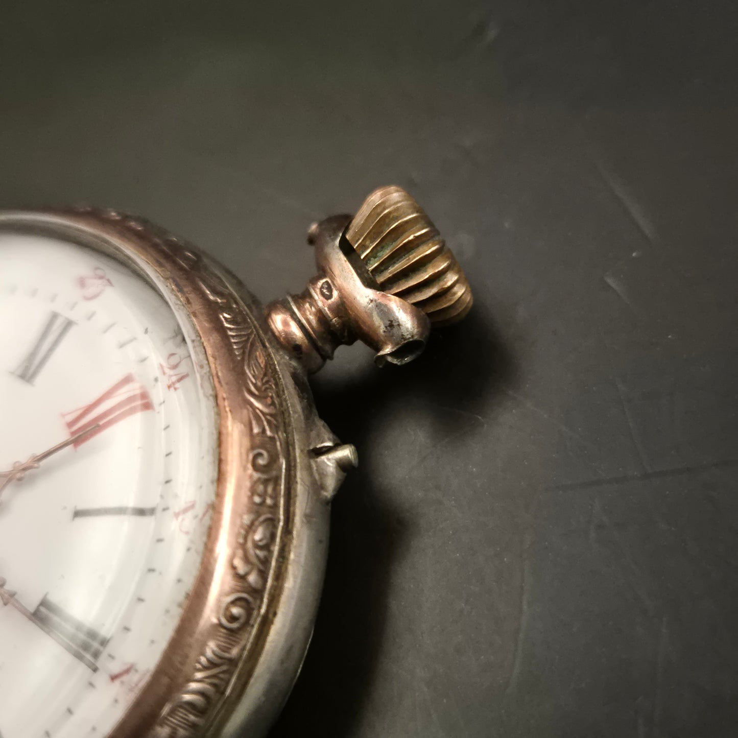 Antike Taschenuhr mit Herzgravur – Mechanisches Werk & dekoratives Zifferblatt