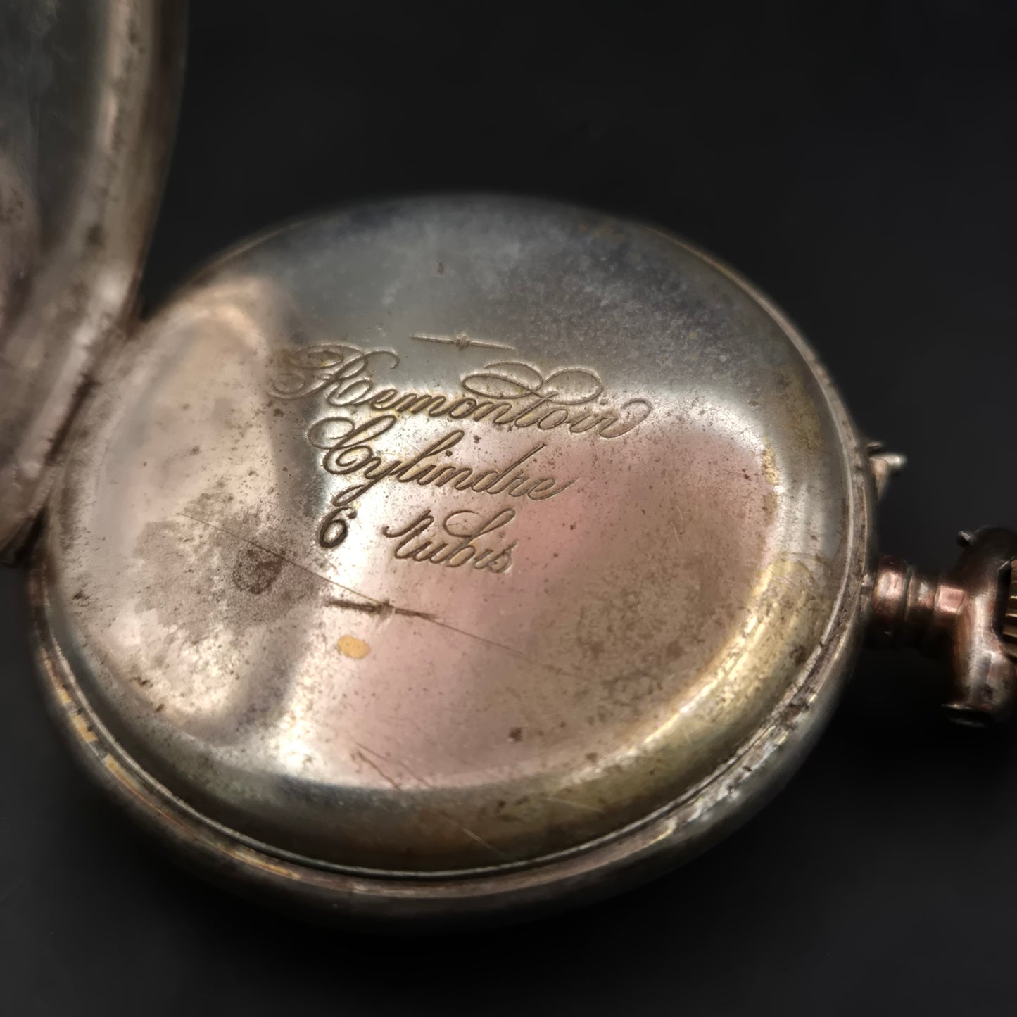 Antike Taschenuhr mit Herzgravur – Mechanisches Werk & dekoratives Zifferblatt