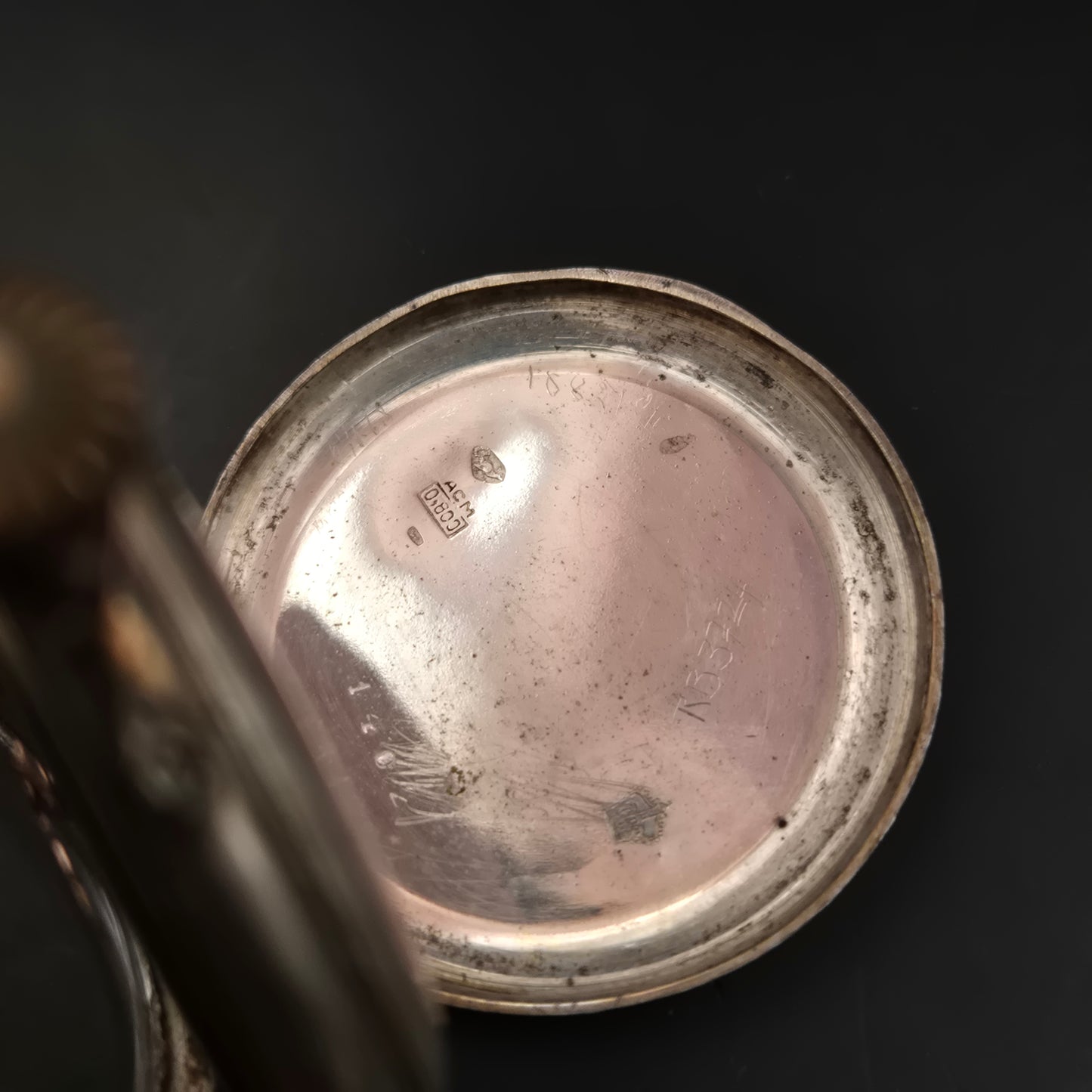 Antike Taschenuhr mit Herzgravur – Mechanisches Werk & dekoratives Zifferblatt