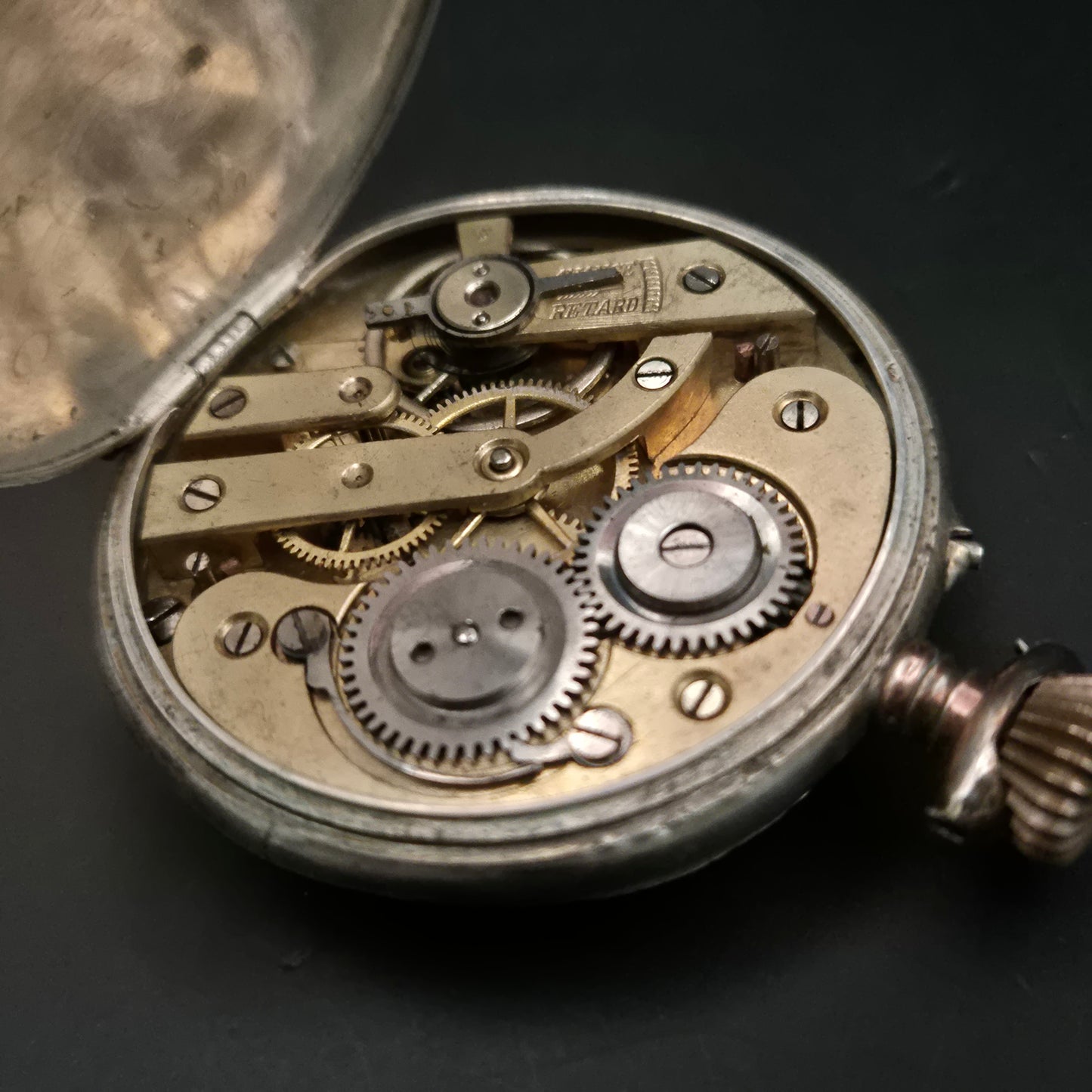 Antike Taschenuhr mit Herzgravur – Mechanisches Werk & dekoratives Zifferblatt