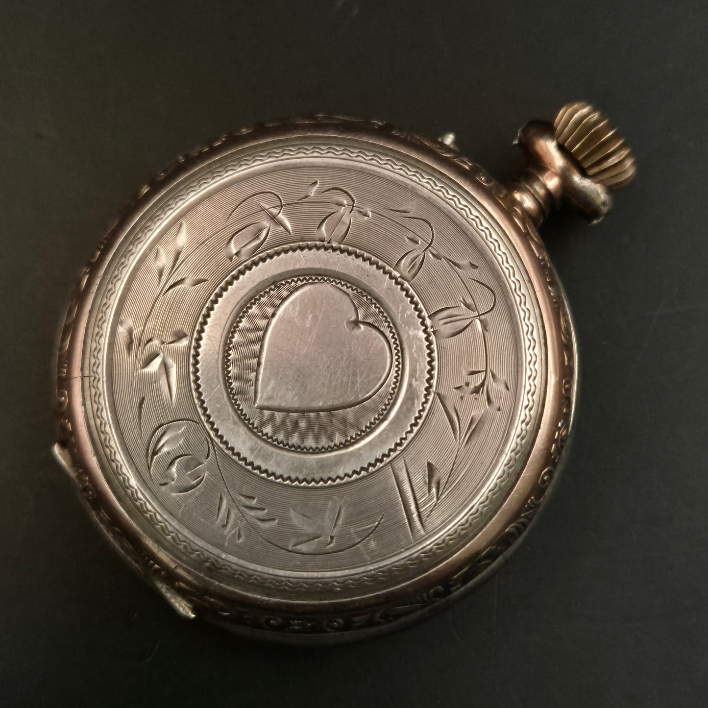 Antike Taschenuhr mit Herzgravur – Mechanisches Werk & dekoratives Zifferblatt